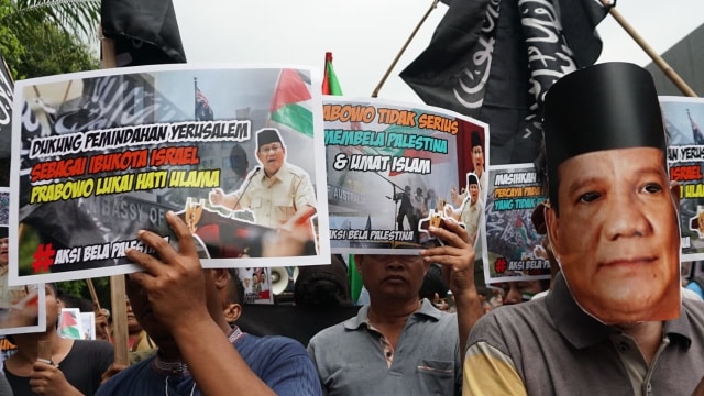 Sejumlah massa melakukan unjuk rasa di depan Kedutaan Besar Australia. (Foto: Jamal Ramadhan/kumparan)