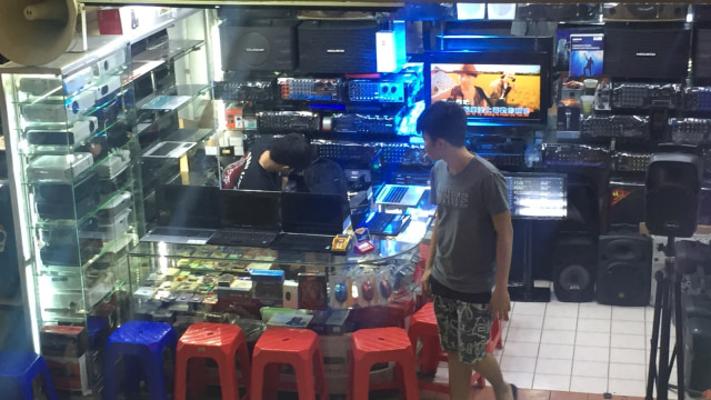 Toko penjual barang elektronik bekas di Glodok. (Foto: Nurul Nur Azizah/kumparan)