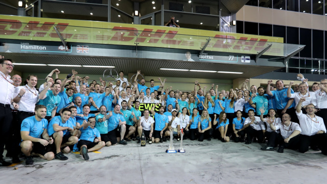 Lewis Hamilton merayakan kemenangan dengan Tim Mercedes F1. (Foto: REUTERS/Hamad I Mohammed)