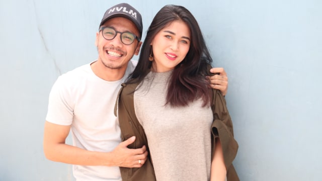 Penyanyi dangdut dan artis peran Ovi Sovianti (kanan) bersama suami Franky Ilham Roring. (Foto: Munady Widjaja)