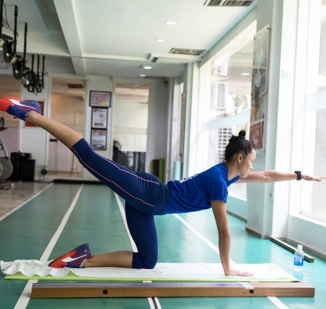 Kelly Tandiono melakukan salah satu rangkaian core training. (Foto: IG: @kelly_tandiono)