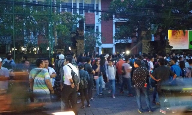 Pengurus Yayasan Berkonflik,  Mahasiswa Dwijendra Bergolak