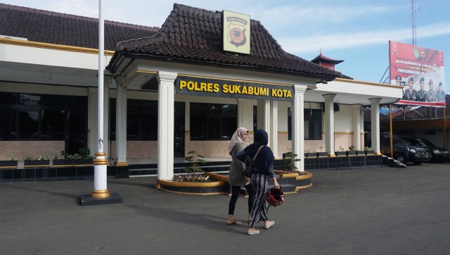 Warga memasuki area Polres Sukabumi. (Foto: Fanny Kusumawardhani/kumparan)