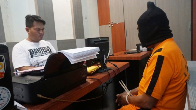 Proses pemeriksaan tersangka pelecehan seksual di Polres Sukabumi. (Foto: Fanny Kusumawardhani/kumparan)