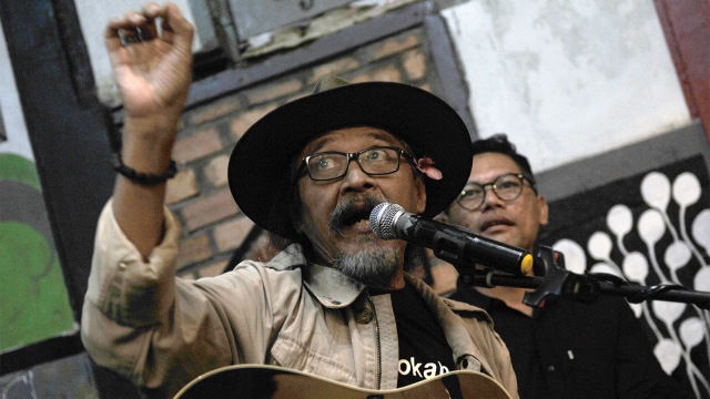 Budayawan yang juga dalang Sujiwo Tejo (kiri) menghadiri dialog budaya di Jambi. (Foto: ANTARA FOTO/Wahdi Septiawan)