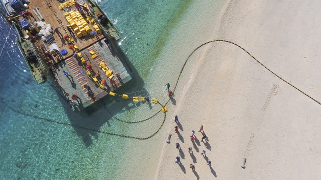 Ilustrasi pemasangan jaringan kabel bawah laut. Foto: ANTARA FOTO/Ahmad Subaidi