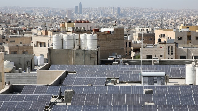Suasana atap masjid Hamdan al-Qara di Amman selatan, dilengkapi dengan 140 panel surya di atapnya. (Foto: Khalil Mazraawi / AFP)