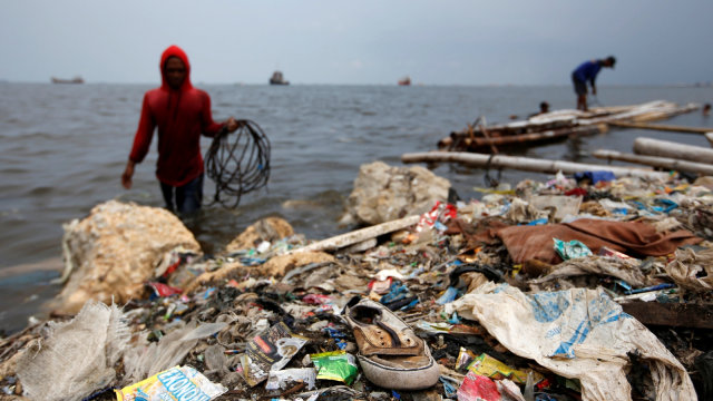 Sampah plastik dan styrofoam di garis pantai di Cilincing di Jakarta. (Foto: REUTERS/Willy Kurniawan)