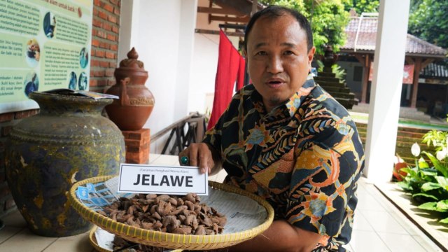 Mewarnai Batik Secara Alami Ramah Lingkungan di Batik Komar (1)