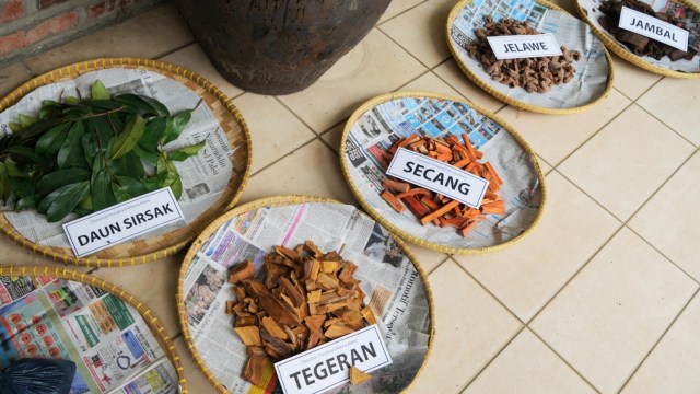 Mewarnai Batik Secara Alami Ramah Lingkungan di Batik Komar (2)
