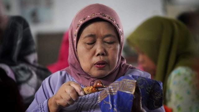 Mewarnai Batik Secara Alami Ramah Lingkungan di Batik Komar (3)