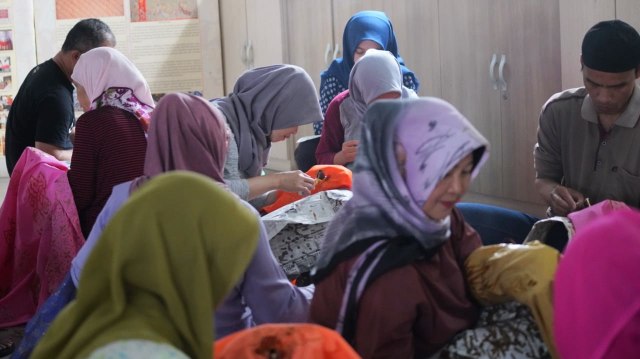 Mewarnai Batik Secara Alami Ramah Lingkungan di Batik Komar (5)