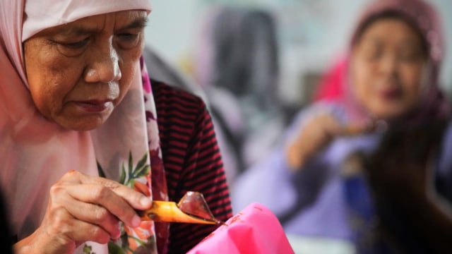 Mewarnai Batik Secara Alami Ramah Lingkungan di Batik Komar (4)