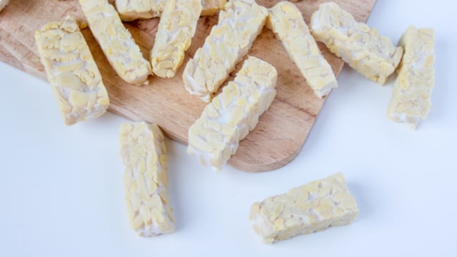 potong-potong tempe agar lebih mudah diulek (Foto: shutterstock)