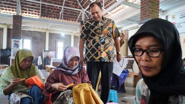 Mewarnai Batik Secara Alami Ramah Lingkungan di Batik Komar (6)