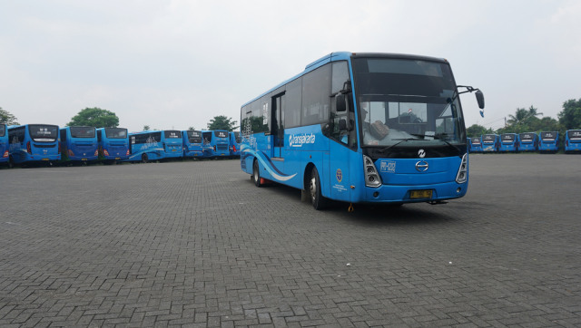 Petugas mencoba kelayakan bus Pengangkutan Penumpang Djakarta (PPD) di Pool Ciputat, Tangerang Selatan. (Foto: Fanny Kusumawardhani/kumparan)