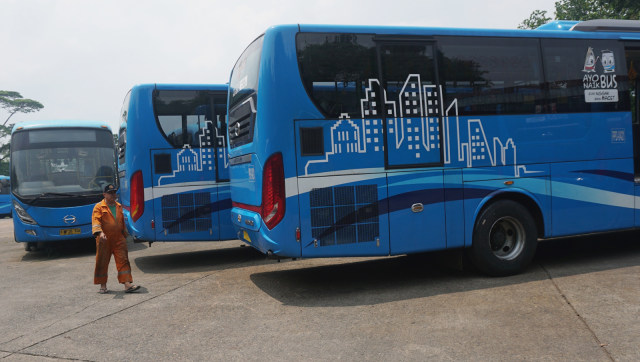 Petugas melakukan perawatan rutin pada bus Pengangkutan Penumpang Djakarta (PPD) di Pool Ciputat, Tangerang Selatan. (Foto: Fanny Kusumawardhani/kumparan)