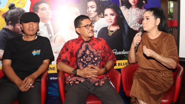 Penyanyi Vina Panduwinata (kanan) saat konfrensi press terkait Senggigi sunset jazz. (Foto: Munady Widjaja)