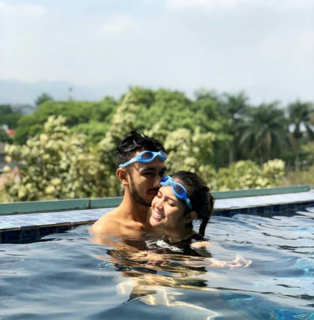 Intip 7 Potret Romantis Raya Kitty dan Suami Usai Menikah (1)