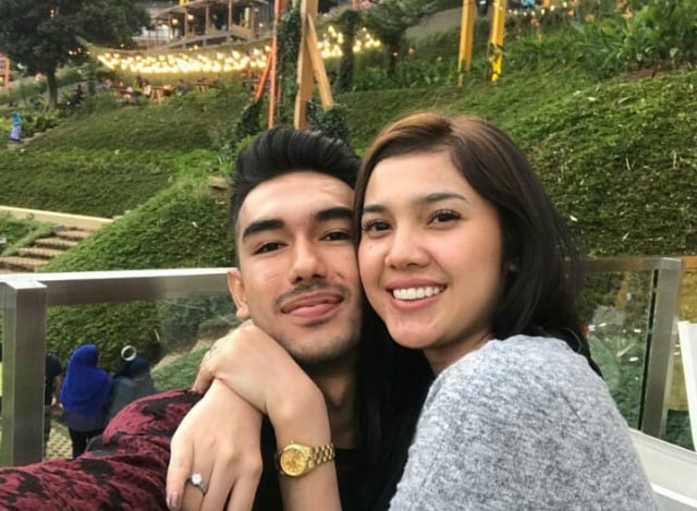 Intip 7 Potret Romantis Raya Kitty dan Suami Usai Menikah (7)