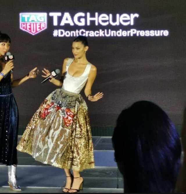 Bella Hadid mengenakan korset dan midi skirt. (Foto: dok. Instastory Bella Hadid)