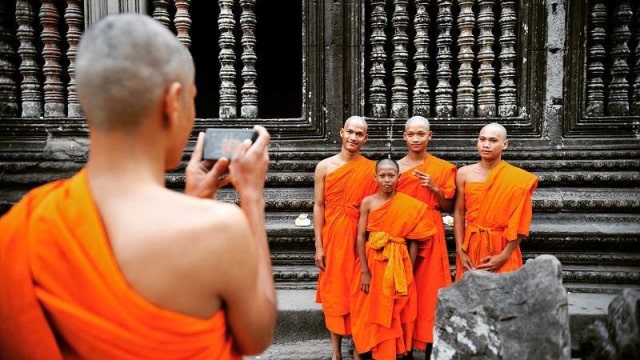5 Potret Kehidupan Biksu Millenial