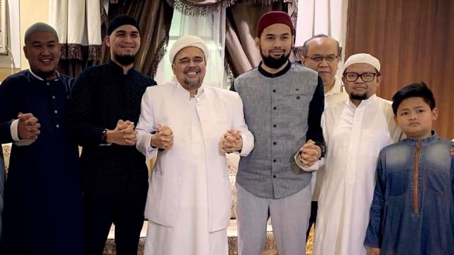 Teuku Wisnu (keempat dari kiri) dan Mario Irwinsyah (kedua dari kiri)  bertemu Rizieq Syihab (ketiga dari kiri) di Makkah. (Foto: Dok. Istimewa)