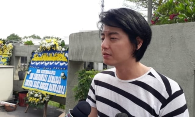 Inikah Sosok yang Diduga Cut Meyriska di Pemakaman Ibunda Roger Danuarta?