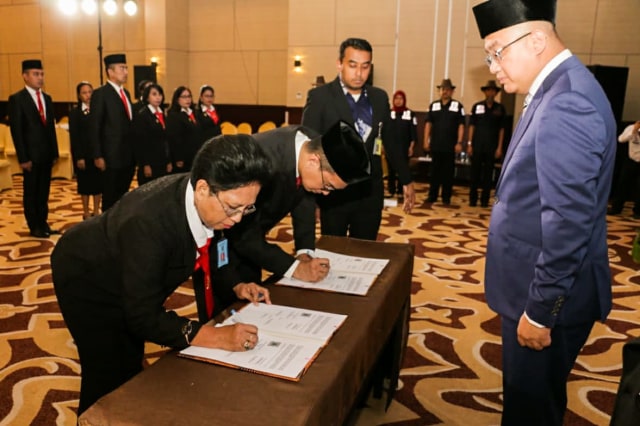 Pelaksana tugas Direktur Jenderal Administrasi Hukum Umum Kemenkumham Cahyo Rahadian Muzhar melantik 50  Penyidik Pegawai Negeri Sipil Kekayaan Intelektual. (Foto: Kemenkumham)