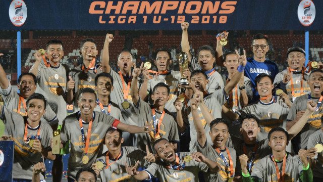 Sejumlah pesepak bola Persib Bandung U-19 mengangkat piala juara Final Liga 1 U-19 2018 di Stadion Kapten I Wayan Dipta, Gianyar, Bali, Senin (26/11/2018). Persib berhasil menjadi juara Liga 1 U-19 2018 usai mengalahkan Persija Jakarta U-19 dengan skor 1-0.  (Foto: ANTARA FOTO/Fikri Yusuf)