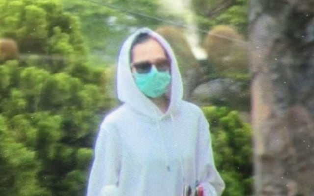 Inikah Sosok yang Diduga Cut Meyriska di Pemakaman Ibunda Roger Danuarta? (1)