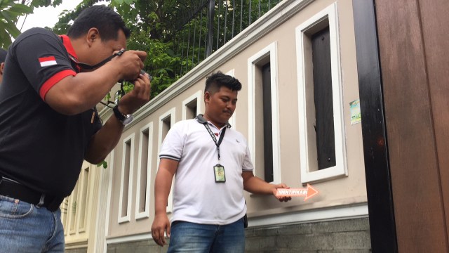 Olah TKP kediaman Angel Lelga  (Foto: Giovanni/kumparan)
