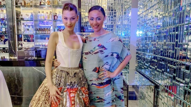 Bella Hadid dan Whulandary Herman. (Foto: Instagram/@whulandary)