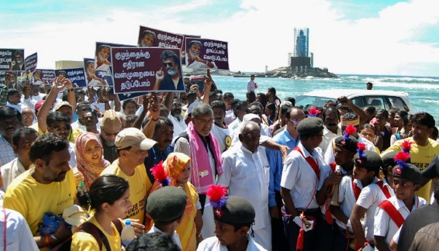 Kailash Satyarthi saat melakukan pawai Bhrat Yatra untuk menghentikan pekerja anak di Kanyakumari (11/9/2017). (Foto: STR / AFP)