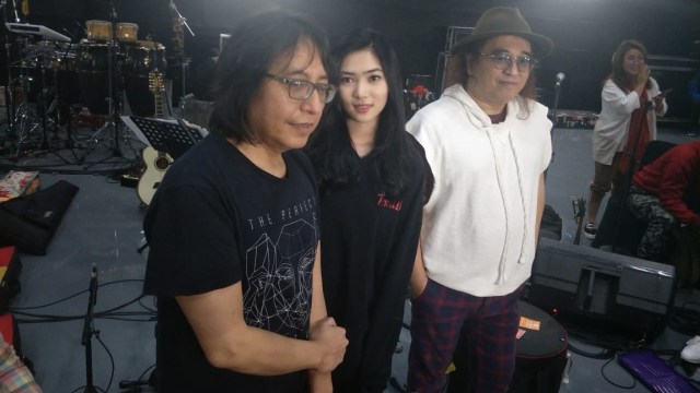 KLa Project dan Isyana Sarasvati latihan jelang Karunia Semesta. (Foto: Giovanni/kumparan)