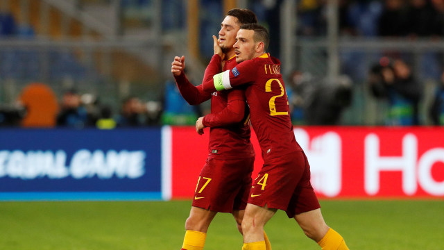 Cengiz Uender ditenangkan oleh Florenzi usai menangis karena gagal memanfaatkan peluang. (Foto: REUTERS/Alessandro Bianchi)