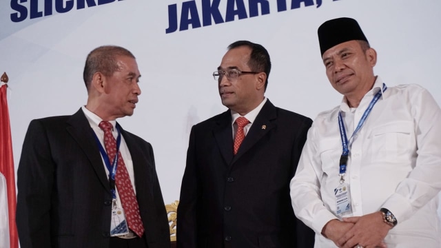 Menteri Perhubungan Budi Karya Sumadi (tengah) berbincang dengan Bayu Satya (kiri) di acara Simposium Internasional Lingkungan Kelautan. (Foto: Jamal Ramadhan/kumparan)