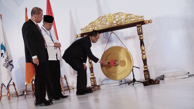Menteri Perhubungan Budi Karya Sumadi (kanan) membukan acara Simposium Internasional Lingkungan Kelautan. (Foto: Jamal Ramadhan/kumparan)