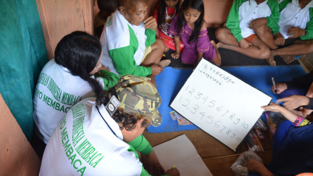 Edukasi untuk masyarakat Polahi di Gorontalo. (Foto: Dok. Sutriyono Pulubuhu)