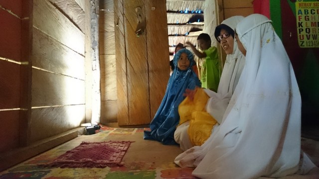 Edukasi untuk masyarakat Polahi di Gorontalo. (Foto: Dok. Sutriyono Pulubuhu)