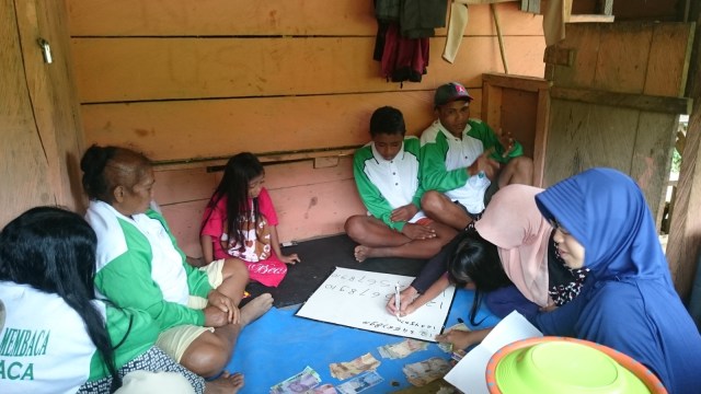 Edukasi untuk masyarakat Polahi di Gorontalo. (Foto: Dok. Sutriyono Pulubuhu)
