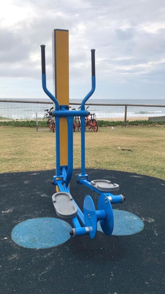 Peralatan olahraga yang ada di sepanjang jalan Pantai Gold Coast, Queensland, Australia.
 (Foto: Dewi Rachmat Kusuma/kumparan)