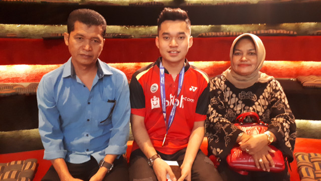 Leo Rolly Carnando bersama orang tua. (Foto: Karina Nur Shabrina/kumparan)