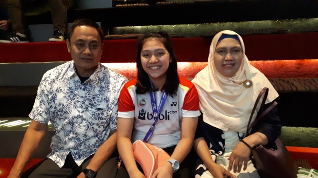 Indah Cahya Sari Jamil bersama orang tua. (Foto: Karina Nur Shabrina/kumparan)