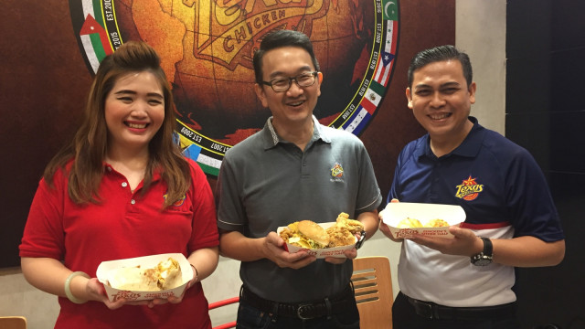 Pegawai menunjukan menu Texas Chicken Plaza Festival. (Foto: Kartika Pamujiningtyas/kumparan)