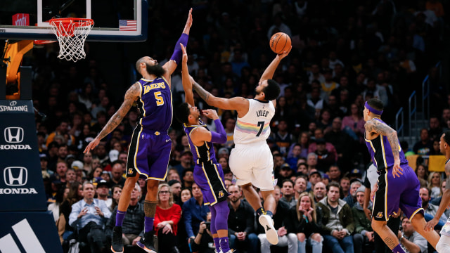 Tyson Chandler dan Josh Hart berduel dengan Trey Lyles di laga Nuggets vs Lakers. (Foto: Isaiah J. Downing-USA TODAY Sports/REUTERS)