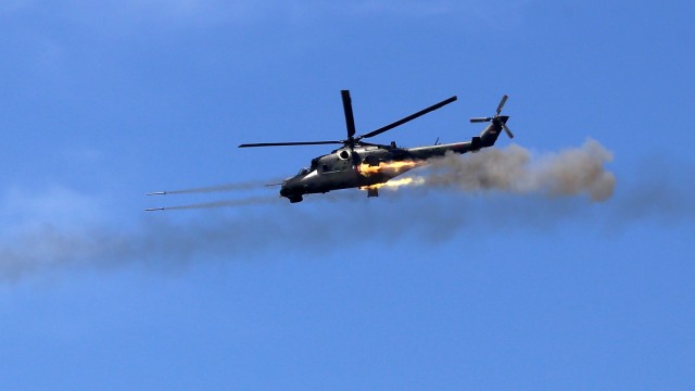 Helly MI-35 Penerbang Angkatan Darat melakukan serangan udara dalam Latihan Bantuan Tembakan Terpadu TNI 2018 di Puslatpur Marinir, Karang Tekok, Situbondo, Jawa Timur, Rabu (28/11/2018).  Foto: ANTARA FOTO/Budi Candra Setya