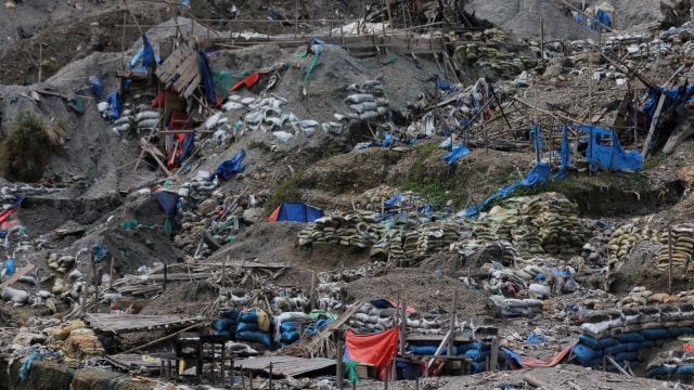 Areal tempat penambangan emas ilegal yang ditutup pihak keamanan setempat di Gunung Botak, Pulau Buru, Maluku, Rabu (28/11/2018).  (Foto: ANTARA FOTO/Rivan Awal Lingga)