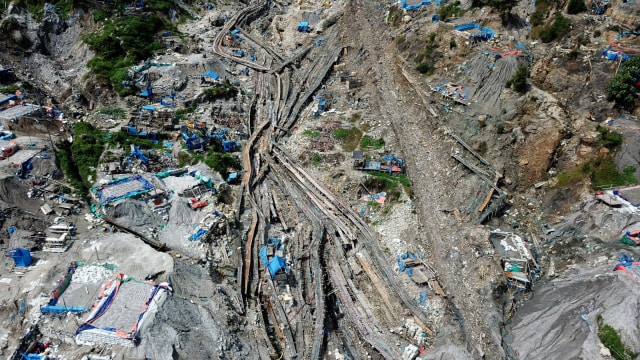 Foto udara areal tempat penambangan emas ilegal yang ditutup pihak keamanan setempat di Gunung Botak, Pulau Buru, Maluku, Rabu (28/11/2018).  (Foto: ANTARA FOTO/Rivan Awal Lingga)