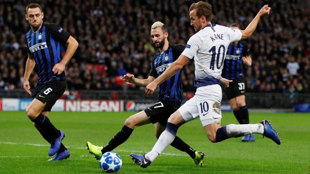 Harry Kane diadang oleh Marcelo Brozovic. (Foto: Reuters/Paul Childs)